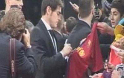 VIDEO Casillas A Dat Autografe Pe Tricourile Barcelonei Tot Ce NU S