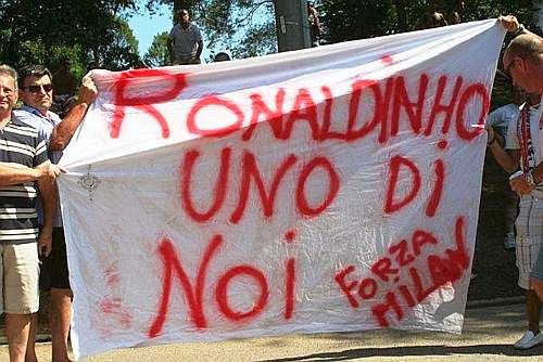 Foto: Vezi cum l-au asteptat fanii pe Ronaldinho_13