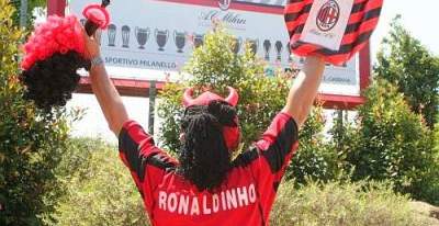 Foto: Vezi cum l-au asteptat fanii pe Ronaldinho_1
