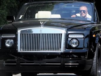 Beckham isi ia copiii de la scoala intr-un Rolls Royce!