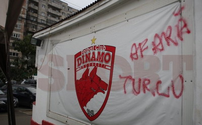 Scandal la Dinamo! Vezi ce-i ureaza fanii lui Turcu:_1