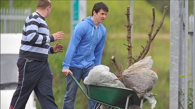 Imaginea zilei: Joey Barton aduna gunoiul din parc cu o roaba!_1