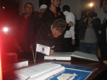 Vezi cum au fost primiti jucatorii lui Dinamo la Beclean!_5