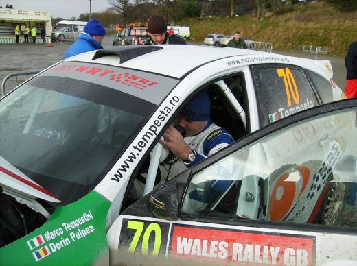 FOTO: Un roman se bate cu Valentino Rossi si Loeb in WRC_9