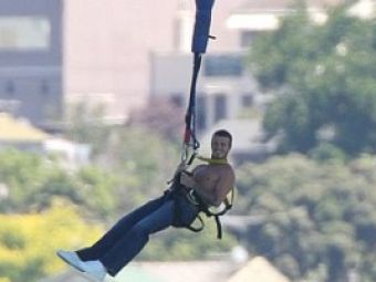 David Beckham, BUNGEE JUMPING la bustul gol in Noua Zeelanda!