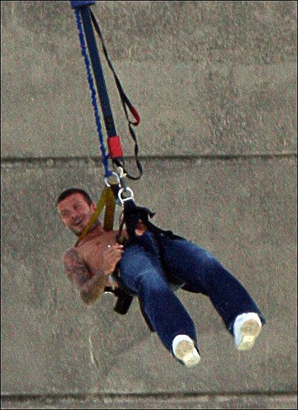 David Beckham, BUNGEE JUMPING la bustul gol in Noua Zeelanda!_8