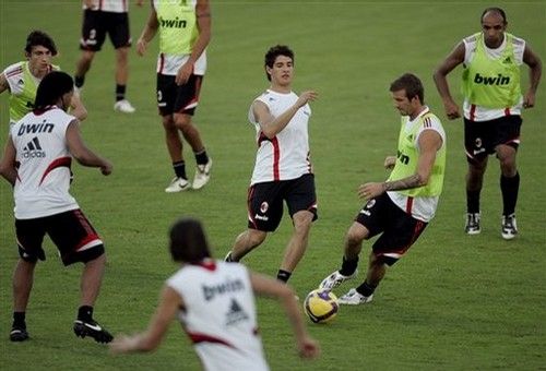 Milan si-a etalat stelele in Dubai: Beckham, Ronaldinho si Kaka au facut show!_2