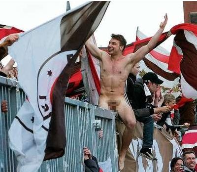 STRIPTEASE 100%! Un fan al lui Hannover s-a dezbracat si a simulat ca se masturbeaza!_19