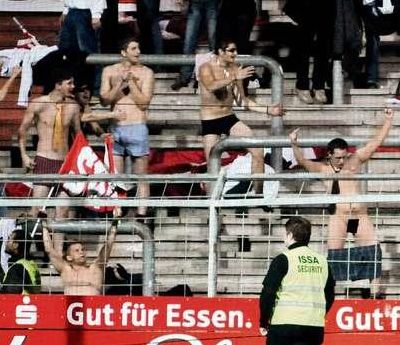 STRIPTEASE 100%! Un fan al lui Hannover s-a dezbracat si a simulat ca se masturbeaza!_7