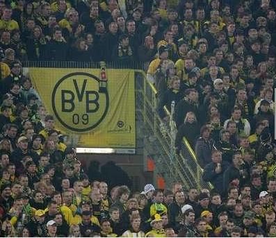 SOCANT! Un suporter al Borussiei Dortmund a murit dupa ce a cazut de la tribuna!_5