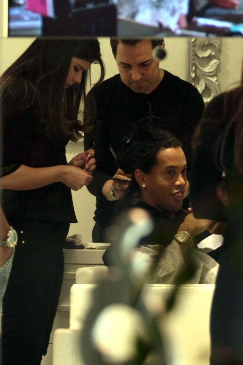 Vezi cum se pregateste Ronaldinho de derby: Aline l-a trimis la stilist!_14
