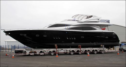 Hamilton si-a impresionat iubita: a cumparat un yacht de 5 mil de euro!_3