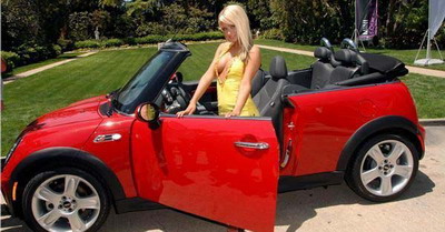 Vezi cat costa un Mini Cooper S care a apartinut bombei SEXY Sarah Jean, Playmate 2007!