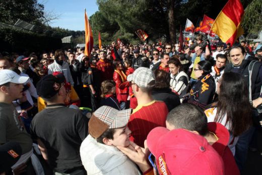 Cand o sa fie asa ceva in Romania? 5000 de fani ai Romei in cantonament dupa eliminarea din Liga_7