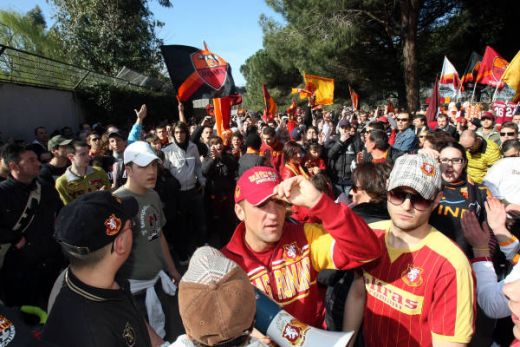 Cand o sa fie asa ceva in Romania? 5000 de fani ai Romei in cantonament dupa eliminarea din Liga_11