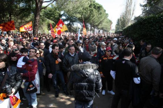 Cand o sa fie asa ceva in Romania? 5000 de fani ai Romei in cantonament dupa eliminarea din Liga_21