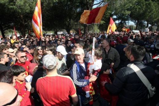 Cand o sa fie asa ceva in Romania? 5000 de fani ai Romei in cantonament dupa eliminarea din Liga_12