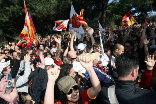 Cand o sa fie asa ceva in Romania? 5000 de fani ai Romei in cantonament dupa eliminarea din Liga_19