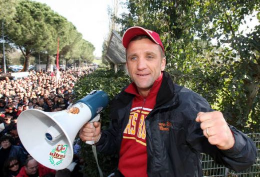 Cand o sa fie asa ceva in Romania? 5000 de fani ai Romei in cantonament dupa eliminarea din Liga_17