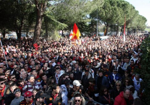 Cand o sa fie asa ceva in Romania? 5000 de fani ai Romei in cantonament dupa eliminarea din Liga_4