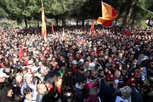 Cand o sa fie asa ceva in Romania? 5000 de fani ai Romei in cantonament dupa eliminarea din Liga_13