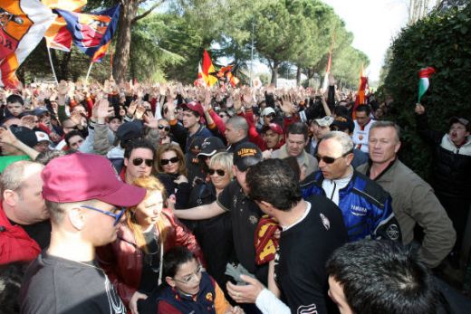 Cand o sa fie asa ceva in Romania? 5000 de fani ai Romei in cantonament dupa eliminarea din Liga_6