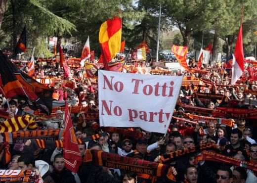Cand o sa fie asa ceva in Romania? 5000 de fani ai Romei in cantonament dupa eliminarea din Liga_9