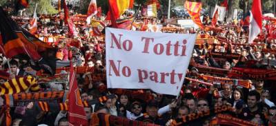 Cand o sa fie asa ceva in Romania? 5000 de fani ai Romei in cantonament dupa eliminarea din Liga_1