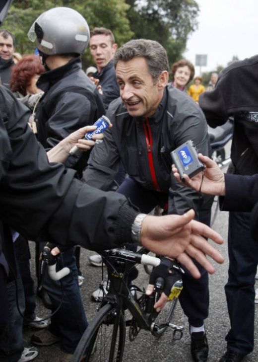 POZA ZILEI: Sarkozy face SENZATIE pe bicicleta!_2