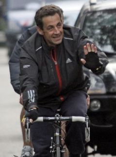 POZA ZILEI: Sarkozy face SENZATIE pe bicicleta!_3