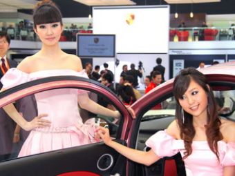 VIDEO + GALERIE FOTO: Fetele de la Salonul Auto de la Shanghai!