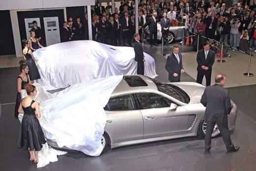 FOTO / Piata AUTO s-a mutat in China: vezi cum arata noul Porsche_3