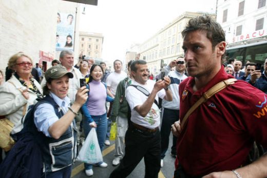 Imagini incredibile! AS Roma a plecat cu trenul sa joace la Firenze! 4000 de suporteri ai Romei au invadat gara!_10