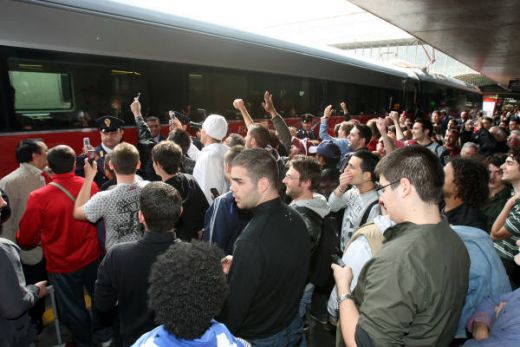 Imagini incredibile! AS Roma a plecat cu trenul sa joace la Firenze! 4000 de suporteri ai Romei au invadat gara!_8