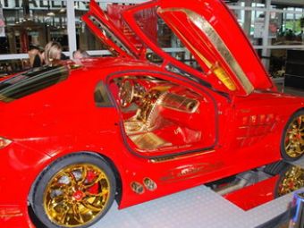 Urat cu spume: Vezi cum arata un Mercedes-Benz SLR de 3.300.000 de euro cu ornamente din aur de 24 karate!