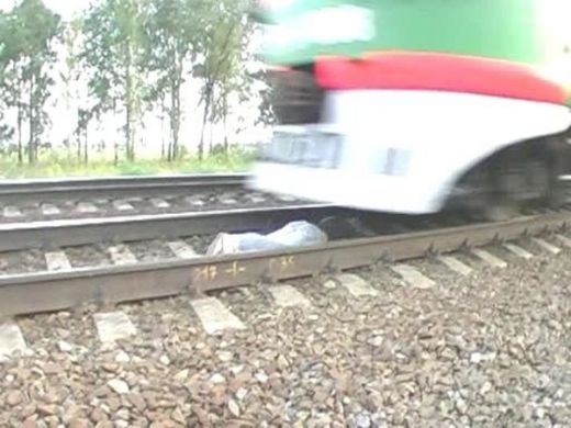 SOCANT! Noua distractie din Rusia: cum sa treaca trenul peste tine! Vezi FOTO:_4