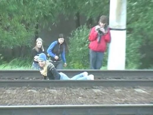 SOCANT! Noua distractie din Rusia: cum sa treaca trenul peste tine! Vezi FOTO:_7