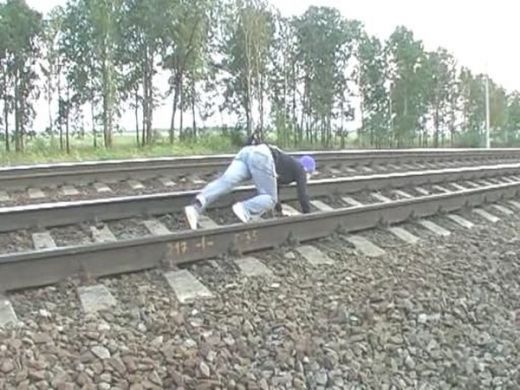 SOCANT! Noua distractie din Rusia: cum sa treaca trenul peste tine! Vezi FOTO:_8