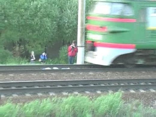 SOCANT! Noua distractie din Rusia: cum sa treaca trenul peste tine! Vezi FOTO:_2