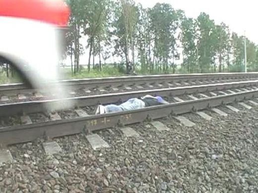 SOCANT! Noua distractie din Rusia: cum sa treaca trenul peste tine! Vezi FOTO:_3