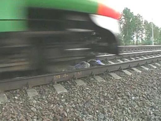 SOCANT! Noua distractie din Rusia: cum sa treaca trenul peste tine! Vezi FOTO:_5