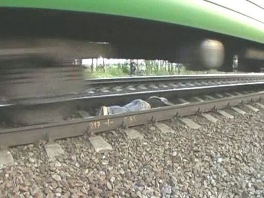SOCANT! Noua distractie din Rusia: cum sa treaca trenul peste tine! Vezi FOTO:_6