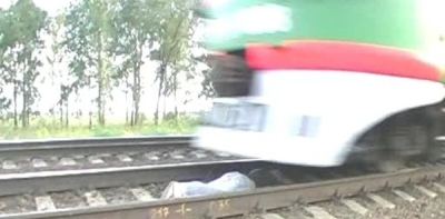 SOCANT! Noua distractie din Rusia: cum sa treaca trenul peste tine! Vezi FOTO:_1