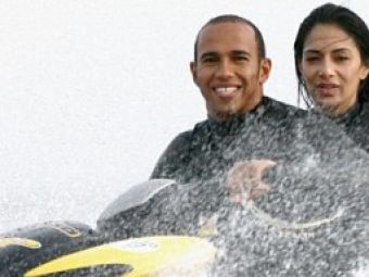FOTO: Lewis Hamilton si Nicole se lupta cu valurile!
