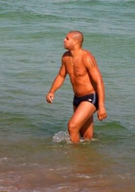 FOTO / Adriano arata cat este de dotat..la plaja!_2