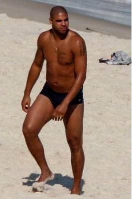 FOTO / Adriano arata cat este de dotat..la plaja!_4