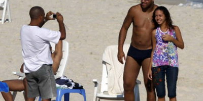 FOTO / Adriano arata cat este de dotat..la plaja!_1