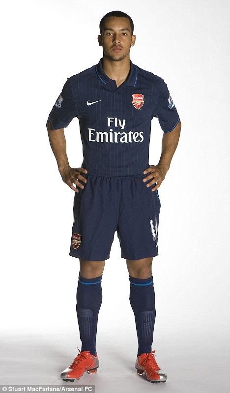 FOTO! "Gradinita" albastra: Walcott prezinta noul echipament al lui Arsenal!_2