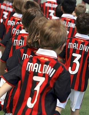 Omul cu care s-au batut Hagi, Laca sau Dan Petrescu - Paolo Maldini se retrage din fotbal! Vezi ce a insemnat Maldini pentru Milan:_16