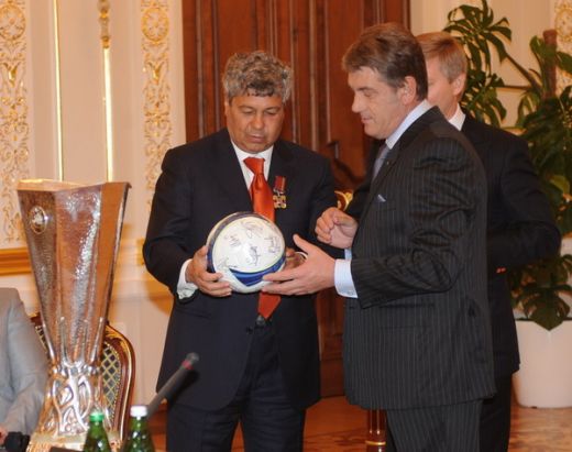 Presedintele Ucrainei i-a decorat pe Mircea Lucescu si Razvan Rat! VEZI FOTO:_8